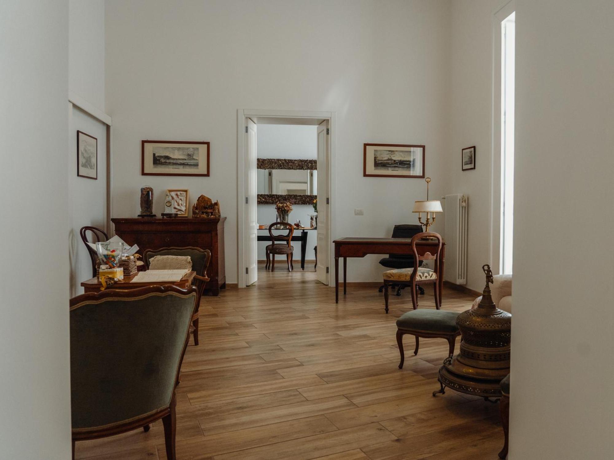Lo Specchio Dei Papiri Panzió Nápoly Kültér fotó