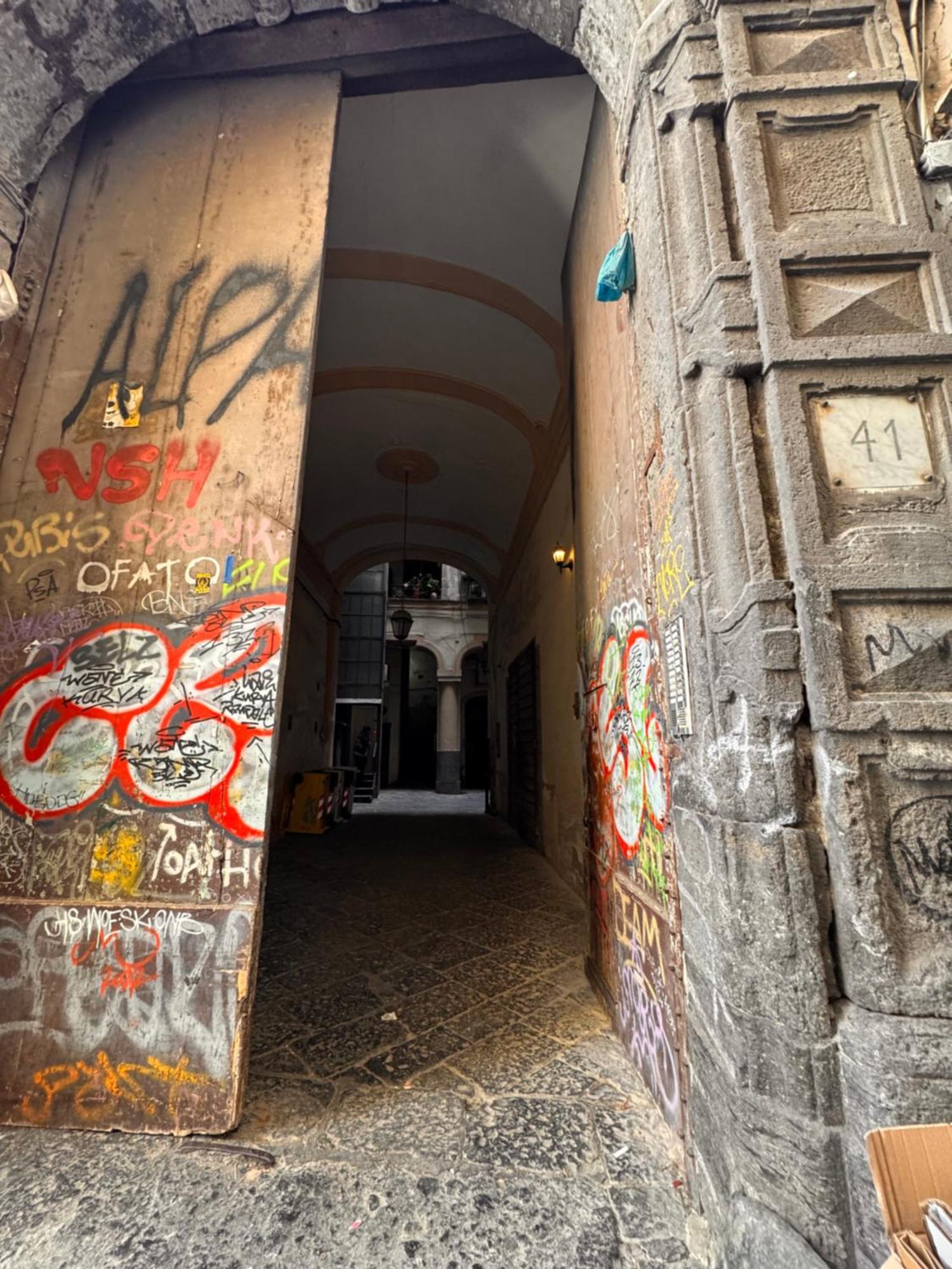 Lo Specchio Dei Papiri Panzió Nápoly Kültér fotó