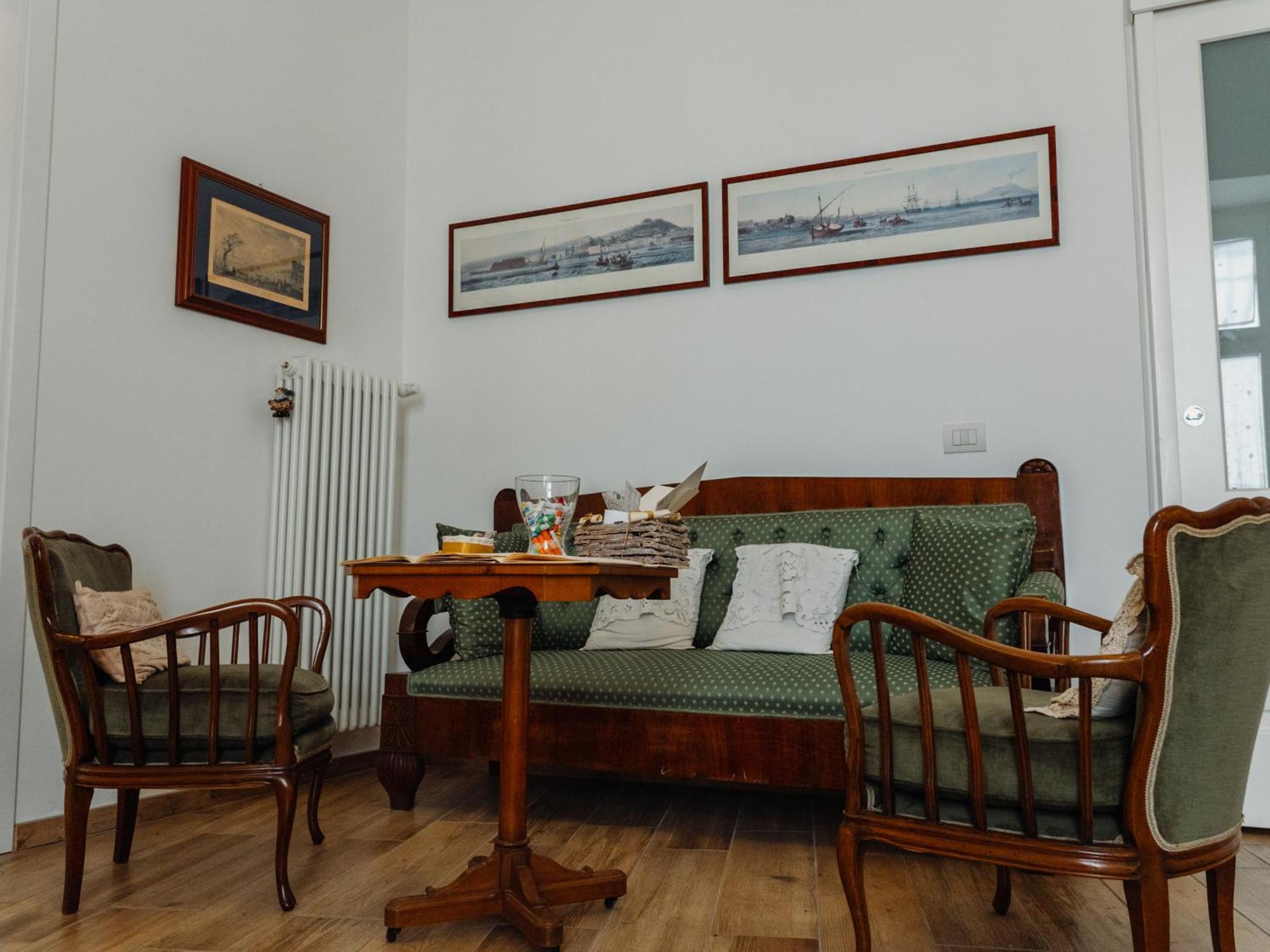 Lo Specchio Dei Papiri Panzió Nápoly Kültér fotó